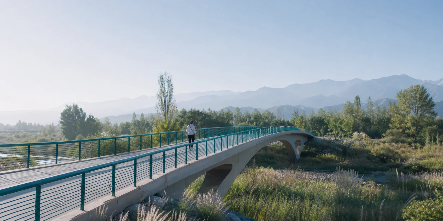 Pasarela contemporánea entre vegetación y montañas de Mendoza